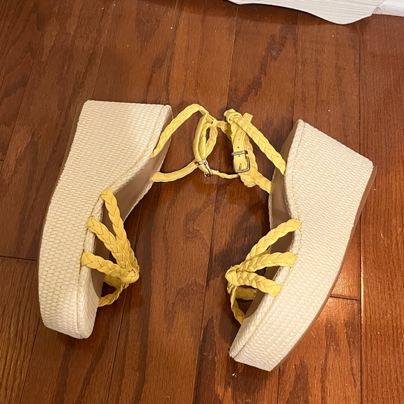Sandals - Picture 2 of 4